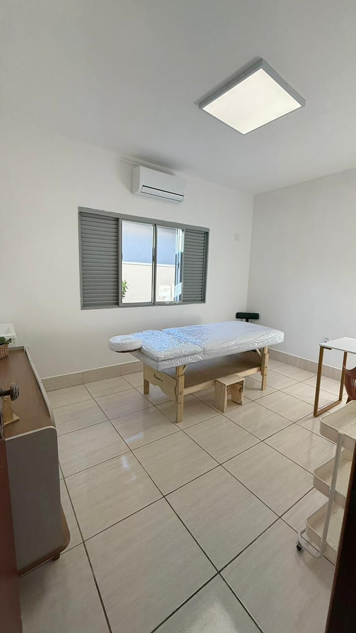 Sala 3 do Espaço Kaizen Paulínia com maca de atendimento