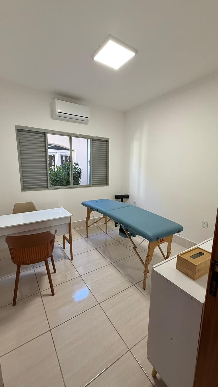 Sala 4 montada com maca de atendimento