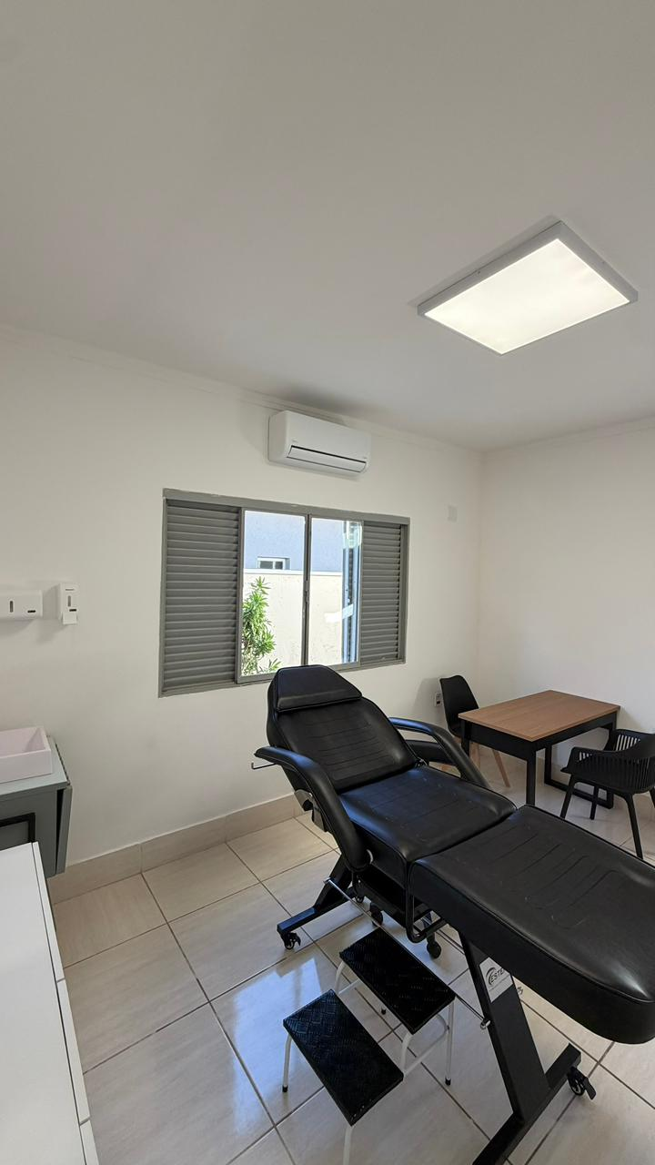 Sala 2 com cadeira estética e mesa de atendimento
